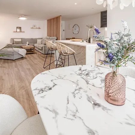 Apartment Eac3f- Modern & Light Steps From The Sea *