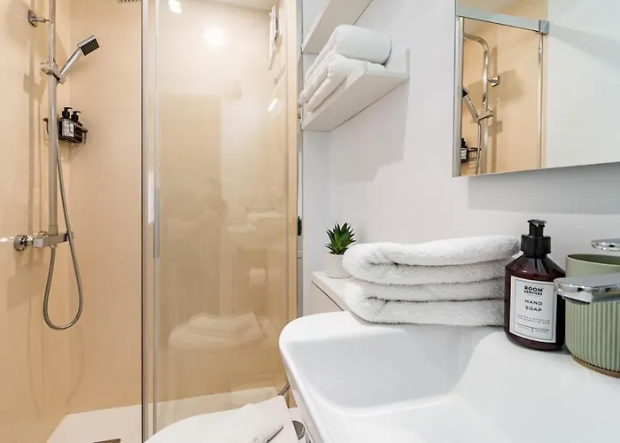 Eac3f- Modern Light Steps From The Sea