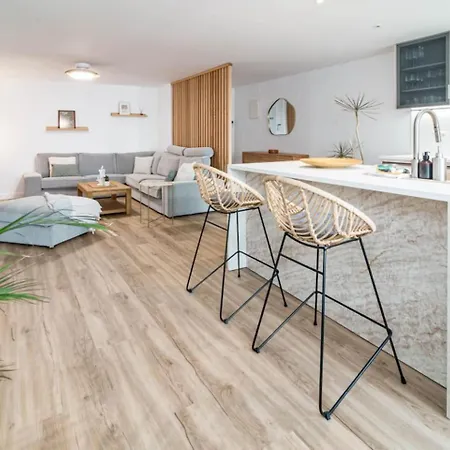 Апартаменты Eac3f- Modern Light Steps From The Sea