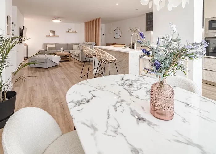 Eac3f- Modern Light Steps From The Sea